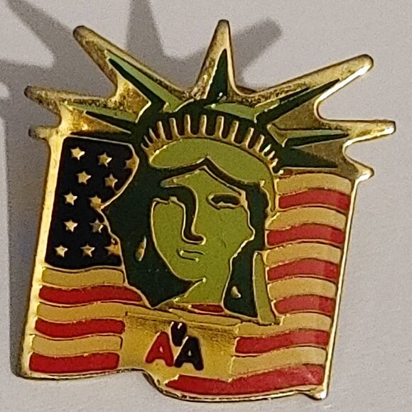 VINTAGE American Airlines Statue Of Liberty Pin Gold Tone - Picture 1 of 4